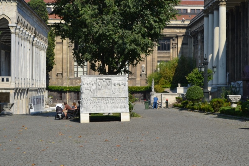İstanbul Arkeoloji Müzesi bahçesindeki obeliske ait kaidenin bir benzeri