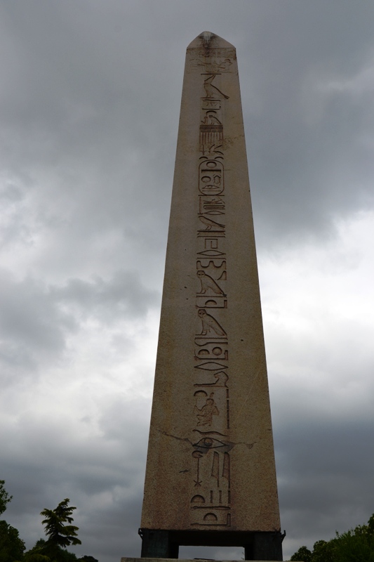 Obelisk batı yüz