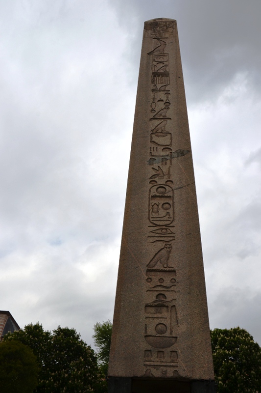 Obelisk doğu yüz