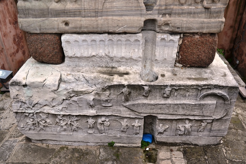 Obelisk kaide alt yüz